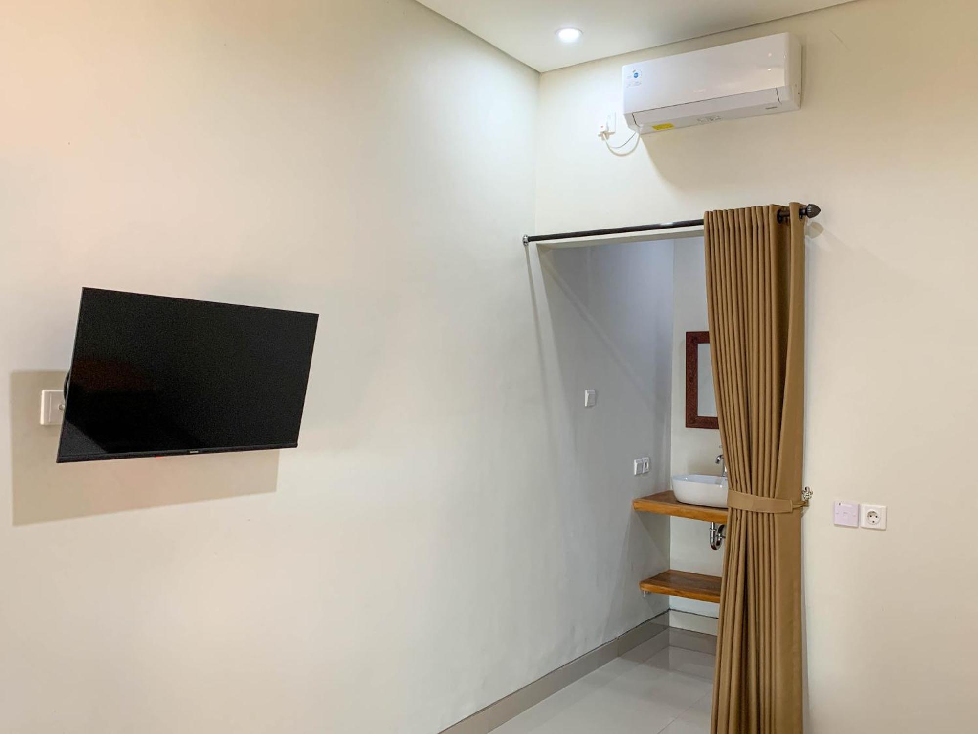 Candra Loka Studio & Apartment By The Loka Kerobokan  Bagian luar foto